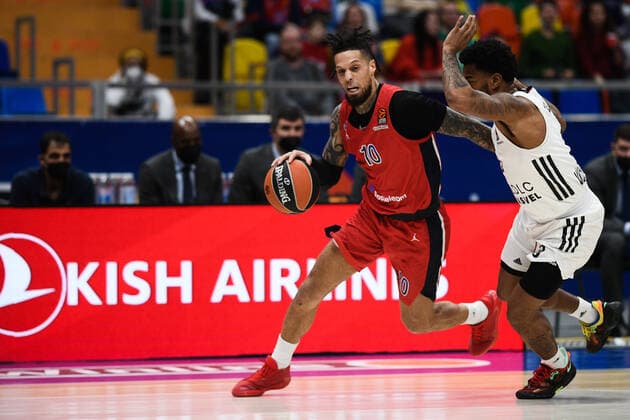 Russia Basketball Euroleague CSKA - ASVEL 6741738 14.01.2022 CSKA s Daniel Hackett, right, and ASVEL s Chris Jones struggle for the ball during the Euroleague basketball match between CSKA Moscow and ASVEL Villeurbanne, in Moscow, Russia. Vladimir Astapkovich Sputnik Moscow Russia  Copyright: xVladimirxAstapkovichx