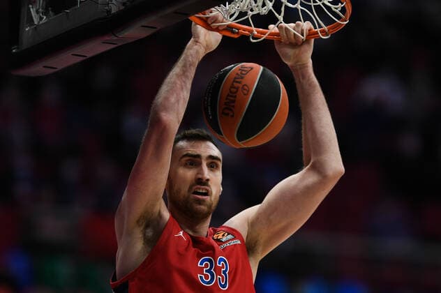 Russia Basketball Euroleague CSKA - ASVEL 6741736 14.01.2022 CSKA s Nikola Milutinov struggles for the ball during the Euroleague basketball match between CSKA Moscow and ASVEL Villeurbanne, in Moscow, Russia. Vladimir Astapkovich Sputnik Moscow Russia  Copyright: xVladimirxAstapkovichx