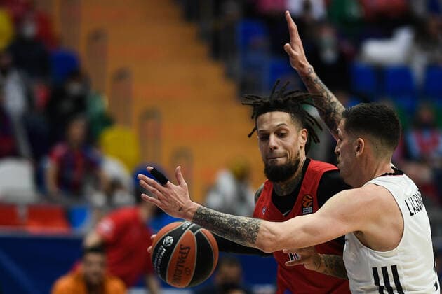 Russia Basketball Euroleague CSKA - ASVEL 6741733 14.01.2022 CSKA s Daniel Hackett, left, and ASVEL s Paul Lacombe struggle for the ball during the Euroleague basketball match between CSKA Moscow and ASVEL Villeurbanne, in Moscow, Russia. Vladimir Astapkovich Sputnik Moscow Russia  Copyright: xVladimirxAstapkovichx
