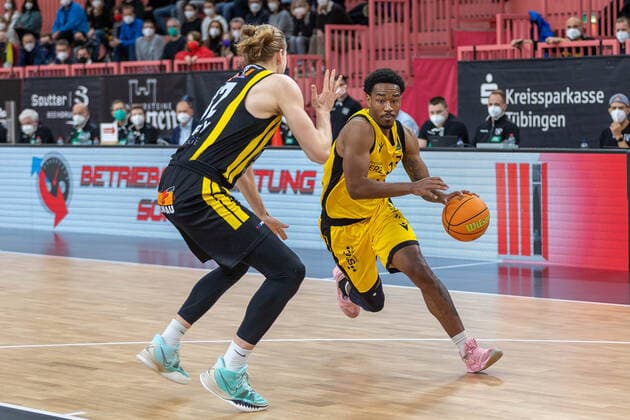 Noah Starkey Kirchheim Knights, 32 Isaiah Crawley Tigers Tuebingen, 53 Tigers Tuebingen vs Kirchheim Knights, 2 Basketball Bundesliga, Pro A, Barmer 2 Basketball, 19 Spieltag , Spielzeit 2021 2022, 14 01 2022 Tigers Tuebingen vs Kirchheim Knights, 2 Basketball Bundesliga, Pro A, Barmer 2 Basketball, 19 Spieltag , Spielzeit 2021 2022, 14 01 2022 Tuebingen Copyright: xNinaxSanderx xEibnerxPressefotox EP_NSR