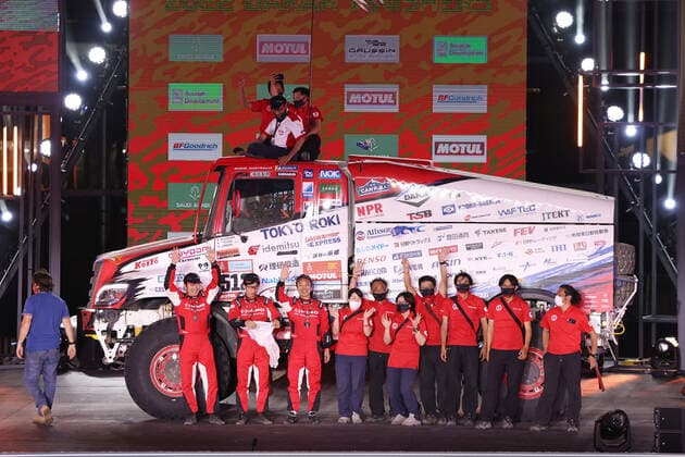 512 Sugawara Teruhito (jpn), Somemiya Hirokazu (jpn), Mochizuki Yuji (jpn), Hino Team Sugawara, Hino 600-Hybrid, T5 FIA Camion, action during the Podium Finish of the Dakar Rally 2022, on January 14th 2022 in Jeddah, Saudi Arabia - AUTO - DAKAR 2022 - PODIUM FINISH DPPI Panoramic  JDR55104