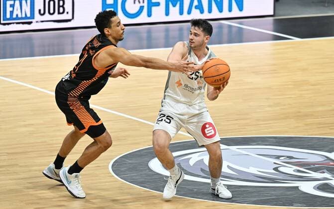 14 01 2022 Basketball Season 2021 2022 2 Bundesliga Pro A 19 Matchday Nürnberg Falcons Basketball Club NBC RASTA Vechta Aminu Joel Sadu 21, RASTA Vechta Tim Köpple Koepple 25, Nürnberg Falcons BC NBC