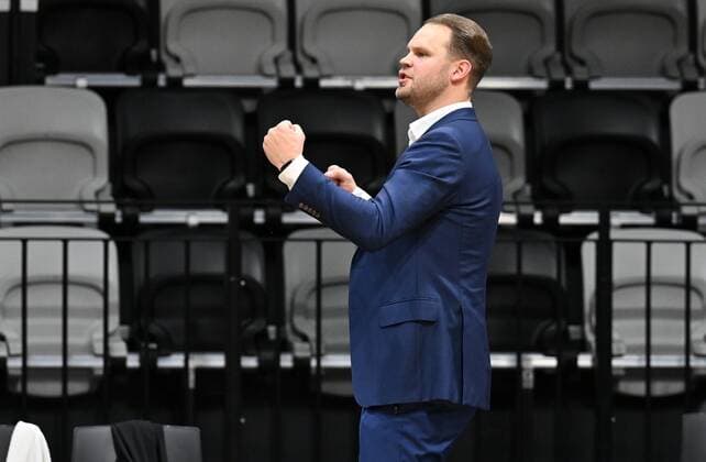 14 01 2022 basketball season 2021 2022 2 Bundesliga Pro A 19 matchday Nürnberg Falcons Basketball Club NBC RASTA Vechta Vytautas Buzas coach head coach Nürnberg Falcons BC NBC clenches fist fists cheers joy