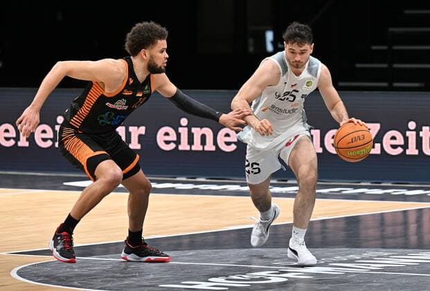 14 01 2022 Basketball Season 2021 2022 2 Bundesliga Pro A 19 Matchday Nürnberg Falcons Basketball Club NBC RASTA Vechta Sheldon Eberhardt 13, RASTA Vechta Tim Köpple Koepple 25, Nürnberg Falcons BC NBC