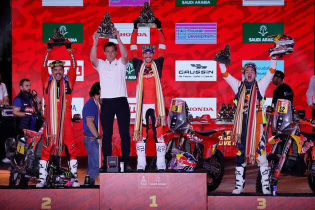 British driver Sam Sunderland (C-1st), Chilean driver Pablo Quintanilla (L-2nd) and Austrian driver Matthias Walkner (3-rd) celebrate on the podium of the bike category after the 12ª and last stage of the Dakar rally, in Jeddah, Saudi Arabia, 14 January 2021. 12ª and last stage of Dakar rally !ACHTUNG: NUR REDAKTIONELLE NUTZUNG!  Copyright: xBielxAlinox GRAF9945 20220114-6a0ea2b27db1b051c5e0726810ffb7de62f911d6