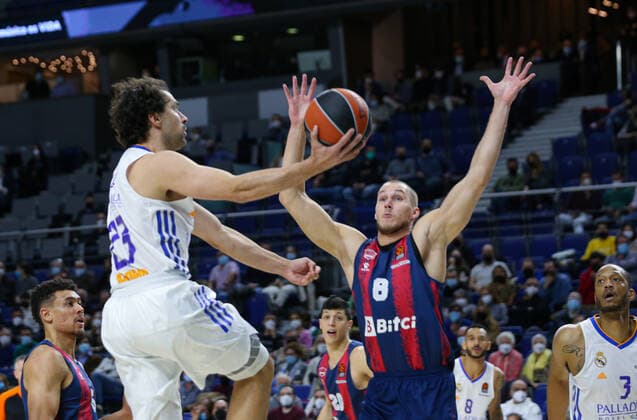 14th January 2021 Wizink Center Madrid, Spain Turkish Airlines Euroleague Basketball , Real Madrid versus Bitci Baskonia Sergio Llull Real Madrid drives past Tadas Sedekerskis Baskonia Madrid Madrid Madrid Spain Basketball Copyright: xAlbaxPachecox xAgenciaxLOFx