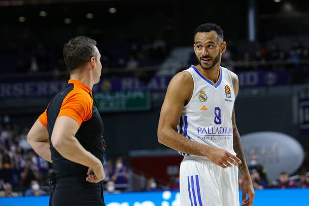 14th January 2021 Wizink Center Madrid, Spain Turkish Airlines Euroleague Basketball , Real Madrid versus Bitci Baskonia Adam Hanga Real Madrid talking with the referee Madrid Madrid Spain Basketball Copyright: xAlbaxPachecox xAgenciaxLOFx