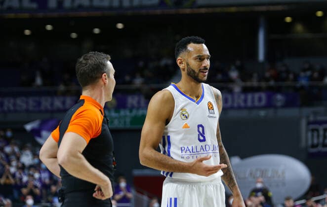 14th January 2021 Wizink Center Madrid, Spain Turkish Airlines Euroleague Basketball , Real Madrid versus Bitci Baskonia Adam Hanga Real Madrid talking with the referee Madrid Madrid Spain Basketball Copyright: xAlbaxPachecox xAgenciaxLOFx