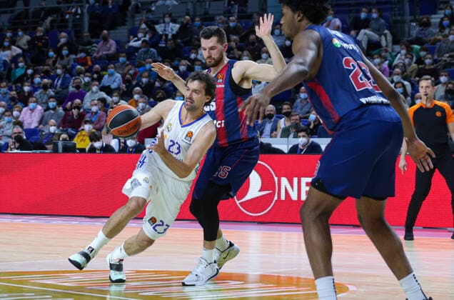 14th January 2021 Wizink Center Madrid, Spain Turkish Airlines Euroleague Basketball , Real Madrid versus Bitci Baskonia Sergio Llull Real Madrid brings the ball foward against Alec Peters Baskonia Madrid Madrid Madrid Spain Basketball Copyright: xAlbaxPachecox xAgenciaxLOFx