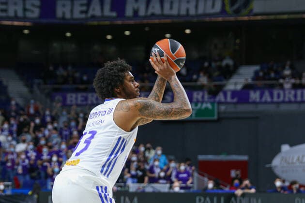 14th January 2021 Wizink Center Madrid, Spain Turkish Airlines Euroleague Basketball , Real Madrid versus Bitci Baskonia Trey Thompkins Real Madrid throw three points Madrid Madrid Madrid Spain Basketball Copyright: xAlbaxPachecox xAgenciaxLOFx