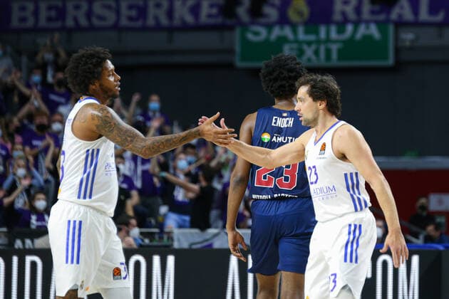14th January 2021 Wizink Center Madrid, Spain Turkish Airlines Euroleague Basketball , Real Madrid versus Bitci Baskonia Trey Thompkins and Sergio Llull Real Madrid Real Madrid shaking hands Madrid Madrid Spain Basketball Copyright: xAlbaxPachecox xAgenciaxLOFx