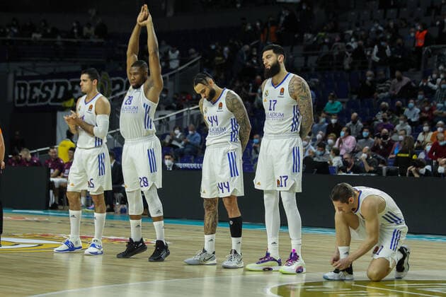 January 14, 2022, MADRID, MADRID, SPAIN: Carlos Alocen Arrondo, Guerschon Yabusele, Jeffery Taylor , Vicent Poirier and Fabian Causer of Real Madrid look on during Turkish Airlines Euroleague basketball match between Real Madrid and Bitci Baskonia Vitoria Gasteiz at Wizink Center on January 14, 2022 in Madrid, Spain. MADRID SPAIN - ZUMAa181 20220114_zaa_a181_001 Copyright: xIrinaxR.xHipolitox