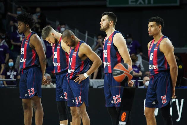 January 14, 2022, MADRID, MADRID, SPAIN: Steven Enoch, Rokas Giedraitis, Jayson Granger, Alec Peters and Wade Baldwin IV of Baskonia look on during Turkish Airlines Euroleague basketball match between Real Madrid and Bitci Baskonia Vitoria Gasteiz at Wizink Center on January 14, 2022 in Madrid, Spain. MADRID SPAIN - ZUMAa181 20220114_zaa_a181_002 Copyright: xIrinaxR.xHipolitox