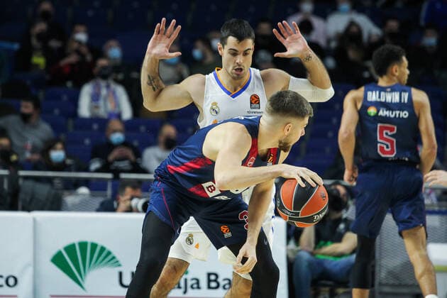 January 14, 2022, MADRID, MADRID, SPAIN: Alberto Abalde of Real Madrid and Rokas Giedraitis of Baskonia in action during Turkish Airlines Euroleague basketball match between Real Madrid and Bitci Baskonia Vitoria Gasteiz at Wizink Center on January 14, 2022 in Madrid, Spain. MADRID SPAIN - ZUMAa181 20220114_zaa_a181_003 Copyright: xIrinaxR.xHipolitox