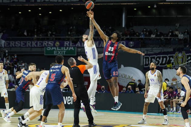 January 14, 2022, MADRID, MADRID, SPAIN: Vicent Poirier of Real Madrid and Steven Enoch of Baskonia in action during Turkish Airlines Euroleague basketball match between Real Madrid and Bitci Baskonia Vitoria Gasteiz at Wizink Center on January 14, 2022 in Madrid, Spain. MADRID SPAIN - ZUMAa181 20220114_zaa_a181_004 Copyright: xIrinaxR.xHipolitox