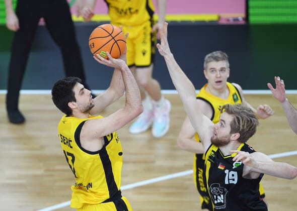 Basketball 2 Bundesliga 2020 2021 17 Matchday at Paul Horn Arena Tigers Tuebingen VfL Kirchheim Knight 14 01 2021 Mateo Seric li, Tigers vs Till Pape re, Kirchheim