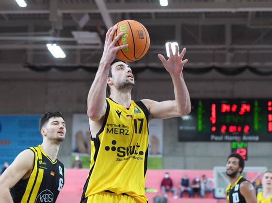 Basketball 2 Bundesliga 2020 2021 17 matchday at Paul Horn Arena Tigers Tuebingen VfL Kirchheim Knight 14 01 2021 Mateo Seric r, Tigers vs Luka Kamber li, Kirchheim