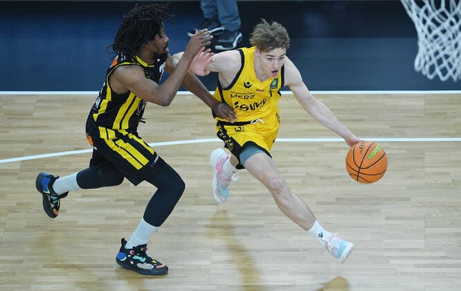 Basketball 2 Bundesliga 2020 2021 17 matchday at Paul Horn Arena Tigers Tuebingen VfL Kirchheim Knight 14 01 2021 Timo Lanmueller r, Tigers vs Rohndell Goodwin li, Kirchheim