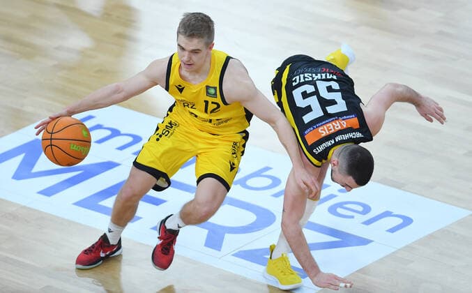 Basketball 2 Bundesliga 2020 2021 17 Matchday at Paul Horn Arena Tigers Tuebingen VfL Kirchheim Knight 14 01 2021 Aatu Kivimaeki li, Tigers vs Karlo Miksic re, Kirchheim