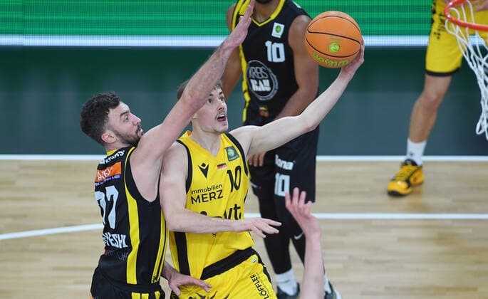 Basketball 2 Bundesliga 2020 2021 17 matchday at Paul Horn Arena Tigers Tuebingen VfL Kirchheim Knight 14 01 2021 Gianni Otto r, Tigers vs Besnik Bekteshi li, Kirchheim