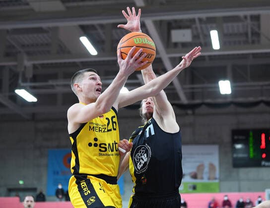 Basketball 2 Bundesliga 2020 2021 17 Matchday at Paul Horn Arena Tigers Tuebingen VfL Kirchheim Knight 14 01 2021 Till Joenke li, Tigers vs Tim Koch r, Kirchheim