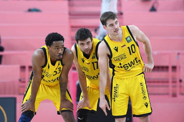 Basketball 2 Bundesliga 2020 2021 17 matchday at Paul Horn Arena Tigers Tuebingen VfL Kirchheim Knight 14 01 2021 Isaiah Crawley, Mateo Seric and Gianni Otto v li, allTigers