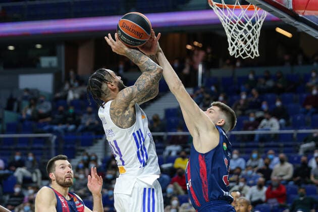 14th January 2021 Wizink Center Madrid, Spain Turkish Airlines Euroleague Basketball , Real Madrid versus Bitci Baskonia Rokas Giedraitis Baskonia trying to stop and plug to Jeff Taylor Real Madrid Madrid Madrid Madrid Spain Basketball Copyright: xAlbaxPachecox xAgenciaxLOFx