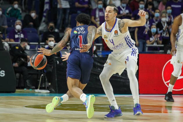 January 14, 2022, MADRID, MADRID, SPAIN: Lamar Peters of Baskonia and Thomas Heurtel of Real Madrid in action during Turkish Airlines Euroleague basketball match between Real Madrid and Bitci Baskonia Vitoria Gasteiz at Wizink Center on January 14, 2022 in Madrid, Spain. MADRID SPAIN - ZUMAa181 20220114_zaa_a181_013 Copyright: xIrinaxR.xHipolitox