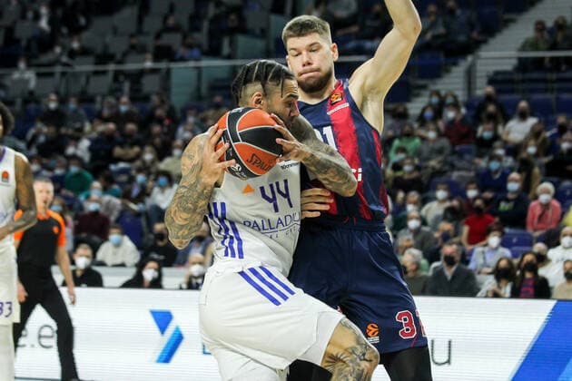 January 14, 2022, MADRID, MADRID, SPAIN: Jeffery Taylor of Real Madrid and Rokas Giedraitis of Baskonia in action during Turkish Airlines Euroleague basketball match between Real Madrid and Bitci Baskonia Vitoria Gasteiz at Wizink Center on January 14, 2022 in Madrid, Spain. MADRID SPAIN - ZUMAa181 20220114_zaa_a181_020 Copyright: xIrinaxR.xHipolitox
