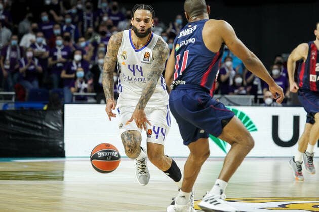 January 14, 2022, MADRID, MADRID, SPAIN: Jeffery Taylor of Real Madrid and Jayson Granger of Baskonia in action during Turkish Airlines Euroleague basketball match between Real Madrid and Bitci Baskonia Vitoria Gasteiz at Wizink Center on January 14, 2022 in Madrid, Spain. MADRID SPAIN - ZUMAa181 20220114_zaa_a181_023 Copyright: xIrinaxR.xHipolitox