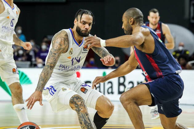 January 14, 2022, MADRID, MADRID, SPAIN: Jeffery Taylor of Real Madrid and Jayson Granger of Baskonia in action during Turkish Airlines Euroleague basketball match between Real Madrid and Bitci Baskonia Vitoria Gasteiz at Wizink Center on January 14, 2022 in Madrid, Spain. MADRID SPAIN - ZUMAa181 20220114_zaa_a181_024 Copyright: xIrinaxR.xHipolitox