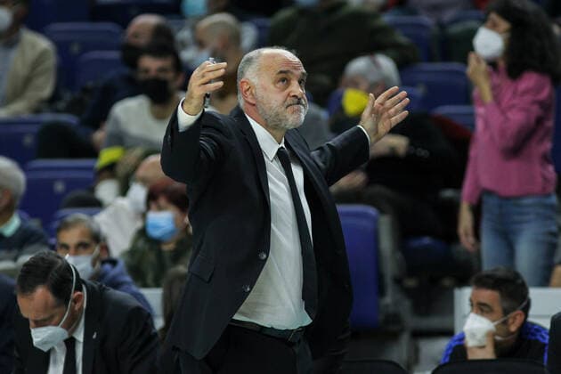 January 14, 2022, MADRID, MADRID, SPAIN: Pablo Laso, head coach of Real Madrid gestures during Turkish Airlines Euroleague basketball match between Real Madrid and Bitci Baskonia Vitoria Gasteiz at Wizink Center on January 14, 2022 in Madrid, Spain. MADRID SPAIN - ZUMAa181 20220114_zaa_a181_026 Copyright: xIrinaxR.xHipolitox