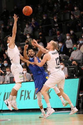 center Jamel Morris MBC against Seth Hinrichs Towers and left Max DiLeo Basketball Herren Bundesliga am Fri 14 01 2022 Hamburg Towers Syntainics MBC