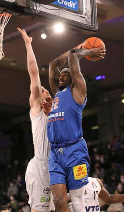 on the ball Chris Coffey MBC against Seth Hinrichs Towers Basketball Herren Bundesliga on Fri 14 01 2022 Hamburg Towers Syntainics MBC