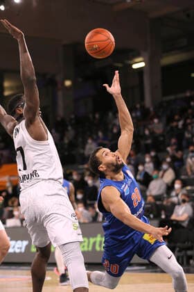 on the ball Jamel Morris MBC against Eddie EDIGIN Towers Basketball Men Bundesliga on Fri 14 01 2022 Hamburg Towers Syntainics MBC