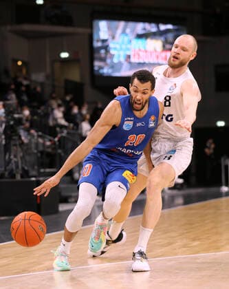 on the ball Jamel Morris MBC against Seth Hinrichs Towers Basketball Herren Bundesliga on Fri 14 01 2022 Hamburg Towers Syntainics MBC