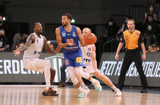 on the ball Jamel Morris MBC against Zach BROWN Towers , left basketball mens Bundesliga on Fri 14 01 2022 Hamburg Towers Syntainics MBC 84 76