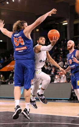 on the ball Kahlil Dukes Towers vs John Bryant MBC Basketball Men Bundesliga on Fri 14 01 2022 Hamburg Towers Syntainics MBC 84 76