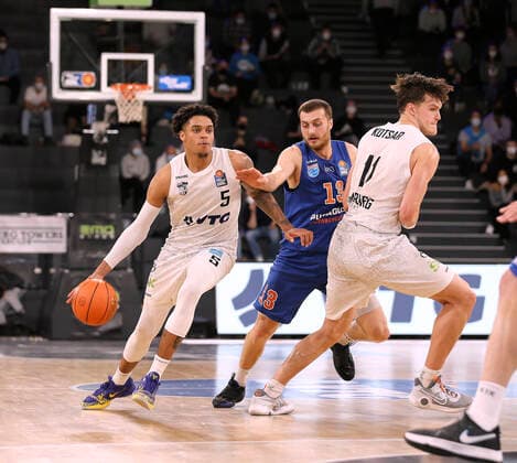 on the ball Caleb Homesley Towers against Radii CAISIN MBC Basketball Men Bundesliga on Fri 14 01 2022 Hamburg Towers Syntainics MBC 84 76
