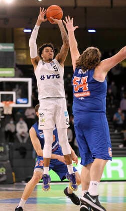 on the ball Caleb Homesley Towers vs John Bryant MBC Basketball Herren Bundesliga on Fri 14 01 2022 Hamburg Towers Syntainics MBC 84 76