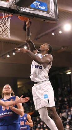 Zach BROWN Towers throws against John Bryant MBC Basketball Men Bundesliga on Fri 14 01 2022 Hamburg Towers Syntainics MBC 84 76