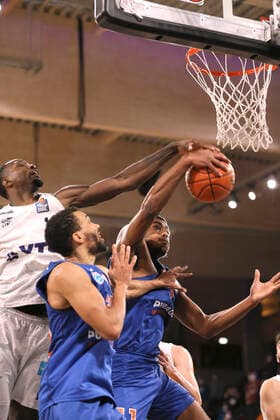 Zach BROWN Towers vs Jamel Morris and Kostja Mushidi MBC Basketball Men Bundesliga on Fri 14 01 2022 Hamburg Towers Syntainics MBC 84 76