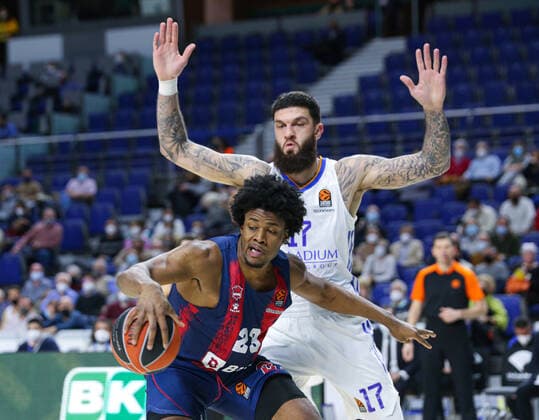 14th January 2022 Wizink Center Madrid, Spain Turkish Airlines Euroleague Basketball , Real Madrid versus Bitci Baskonia Steven Enoch Baskonia and Vincent Poirier Real Madrid Baloncesto Madrid Madrid Madrid Spain Basketball Copyright: xAlbaxPachecox xAgenciaxLOFx