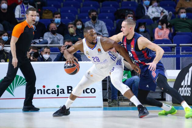 14th January 2022 Wizink Center Madrid, Spain Turkish Airlines Euroleague Basketball , Real Madrid versus Bitci Baskonia Guerschon Yabusele Real Madrid Baloncesto breaks away from the defense of Tadas Sedekerskis Baskonia Madrid Madrid Madrid Spain Basketball Copyright: xAlbaxPachecox xAgenciaxLOFx