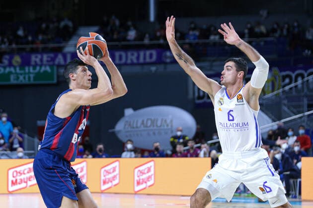 14th January 2022 Wizink Center Madrid, Spain Turkish Airlines Euroleague Basketball , Real Madrid versus Bitci Baskonia Simone Fontecchio Baskonia takes with a jump shot in the face of Alberto Abalde Real Madrid Madrid Madrid Madrid Spain Basketball Copyright: xAlbaxPachecox xAgenciaxLOFx