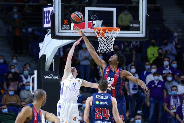 14th January 2022 Wizink Center Madrid, Spain Turkish Airlines Euroleague Basketball , Real Madrid versus Bitci Baskonia Steven Enoch Baskonia stoppering to Thomas Heurtel Real Madrid Baloncesto Madrid Madrid Madrid Spain Basketball Copyright: xAlbaxPachecox xAgenciaxLOFx