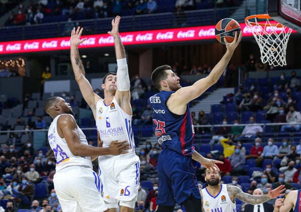 14th January 2022 Wizink Center Madrid, Spain Turkish Airlines Euroleague Basketball , Real Madrid versus Bitci Baskonia Alec Peters Baskonia breaks away from the defense of Alberto Abalde and Guerschon Yabusele Real Madrid Baloncesto Madrid Madrid Madrid Spain Basketball Copyright: xAlbaxPachecox xAgenciaxLOFx