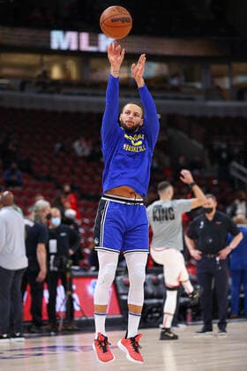 CHICAGO, IL - JANUARY 14: Golden State Warriors Guard Stephen Curry (30) shoots the ball before a NBA, Basketball Herren, USA game between the Golden State Warriors and the Chicago Bulls on January 14, 2022 at the United Center in Chicago, IL. (Photo by Melissa Tamez Icon Sportswire) NBA: JAN 14 Warriors at Bulls Icon22011405