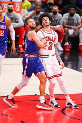 CHICAGO, IL - JANUARY 14: Golden State Warriors Guard Stephen Curry (30) and Chicago Bulls Guard Lonzo Ball (2) both in action during a NBA, Basketball Herren, USA game between the Golden State Warriors and the Chicago Bulls on January 14, 2022 at the United Center in Chicago, IL. (Photo by Melissa Tamez Icon Sportswire) NBA: JAN 14 Warriors at Bulls Icon22011413