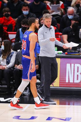 CHICAGO, IL - JANUARY 14: Golden State Warriors head coach Steve Kerr talks with Golden State Warriors Guard Stephen Curry (30) during a NBA, Basketball Herren, USA game between the Golden State Warriors and the Chicago Bulls on January 14, 2022 at the United Center in Chicago, IL. (Photo by Melissa Tamez Icon Sportswire) NBA: JAN 14 Warriors at Bulls Icon22011414
